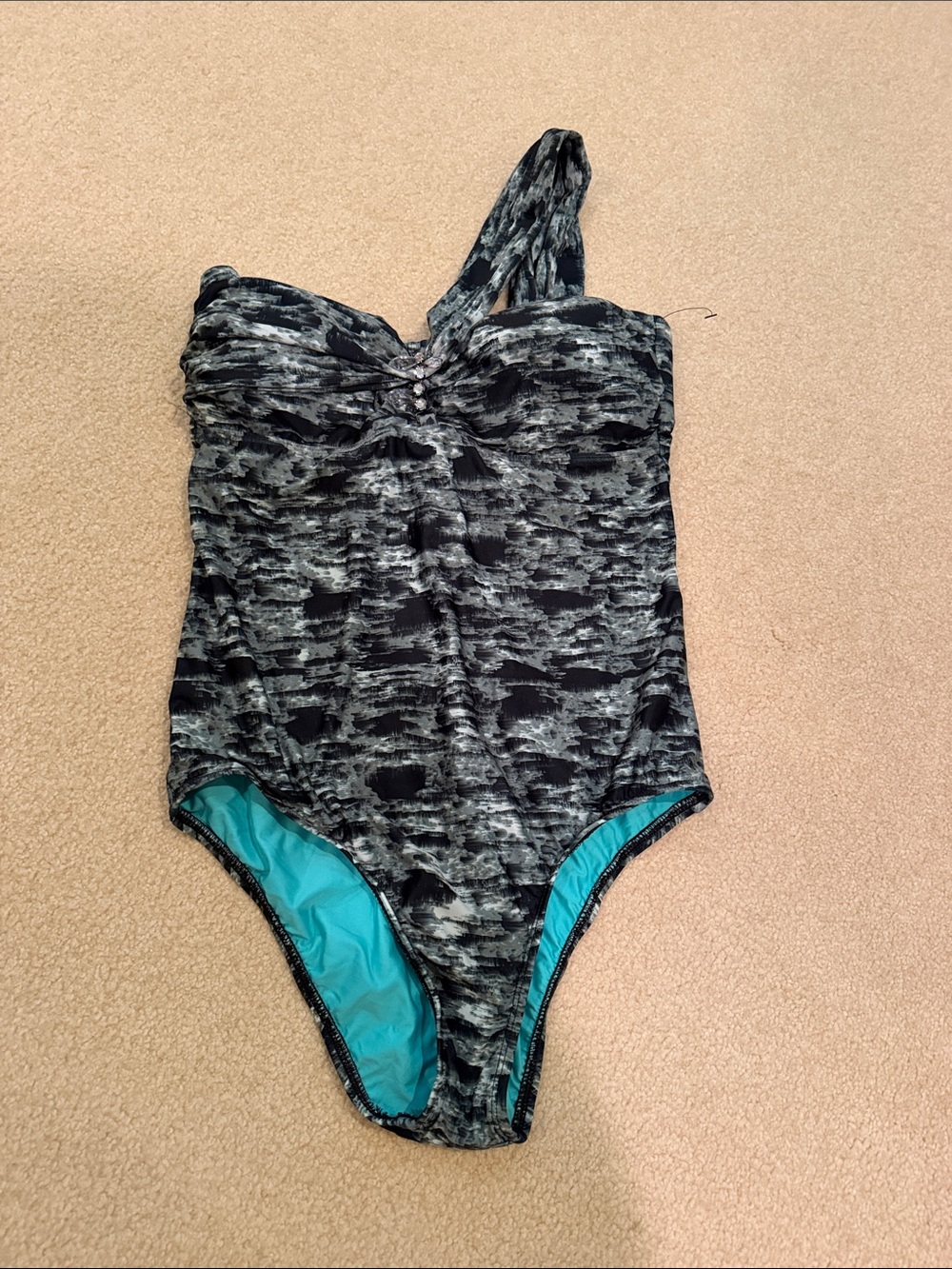 One-Piece one-shoulder Swimsuit in Black and grey.